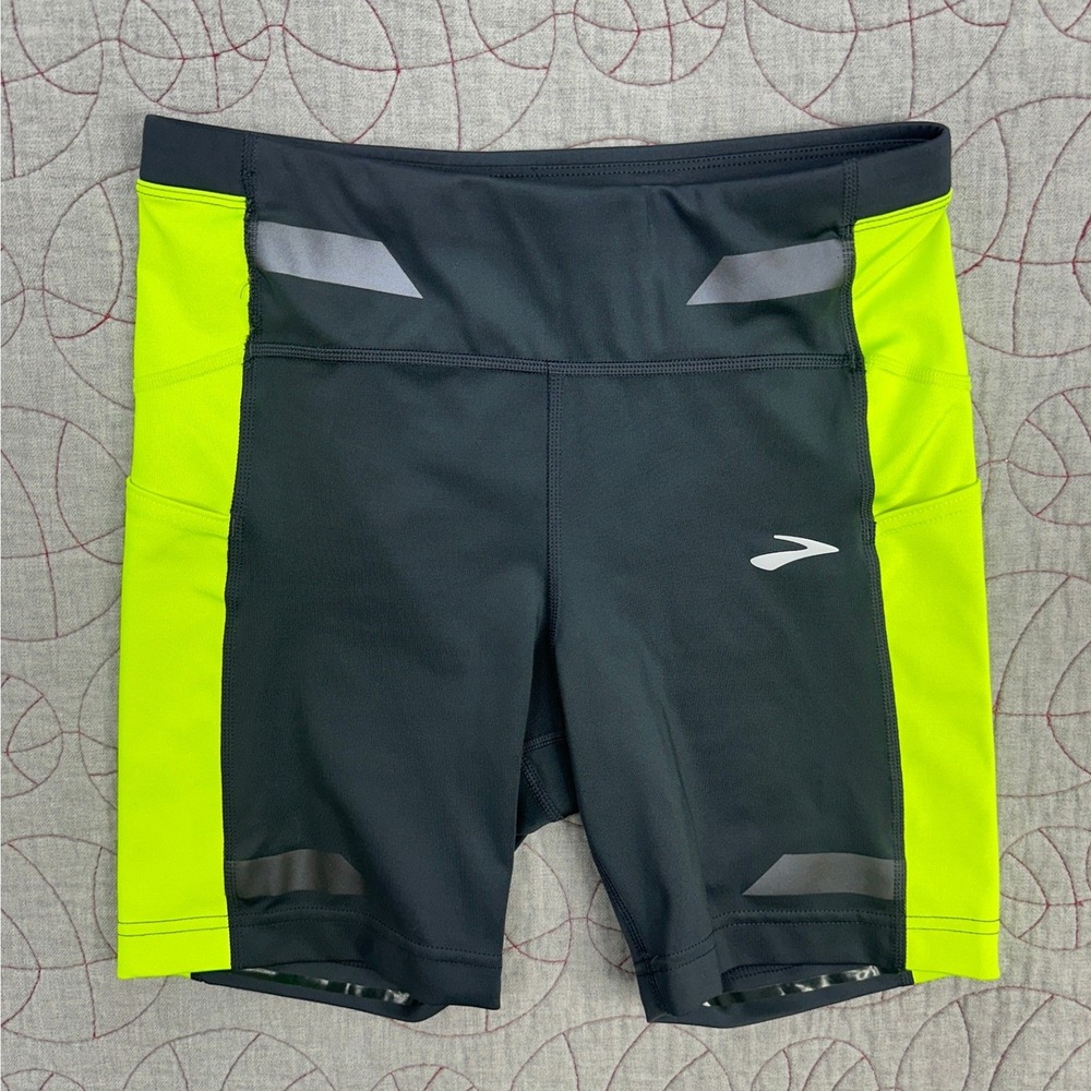 Brooks Run Visible 6" Short Tight Asphalt Nightlife Reflective / Womens Small